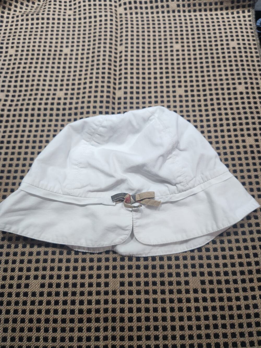 Burberry baby white bucket hat 50